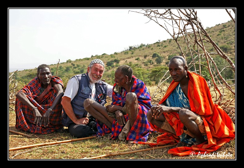 En pleine discussion conviviale avec le chef du village